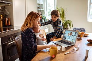 maman réalisant une téléconsultation