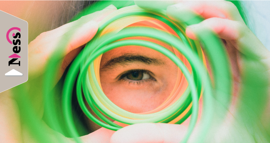 une femme projetant son regard au travers d'un slinky (ressort magique des années 80) illustrant la projection des acteurs de l'ESS sur leur qualité de vie au travail et les ressorts qui pourront servir à travailler à son amélioration