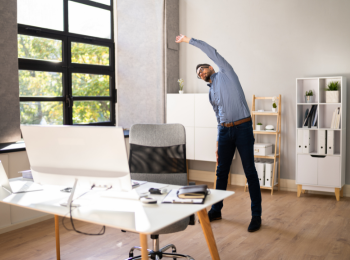 Entrepreneur faisant du sport chez-lui