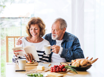 2 retraités prennent le petit déjeuner