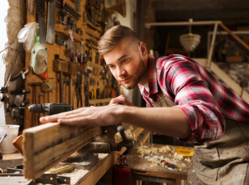 un artisan travaillant le bois