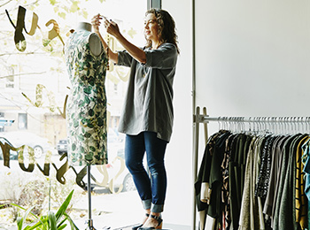 Commerçante mettant en vitrine des vétements