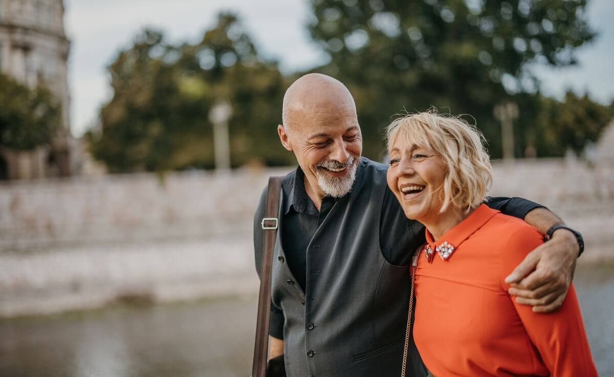 Un couple qui marche